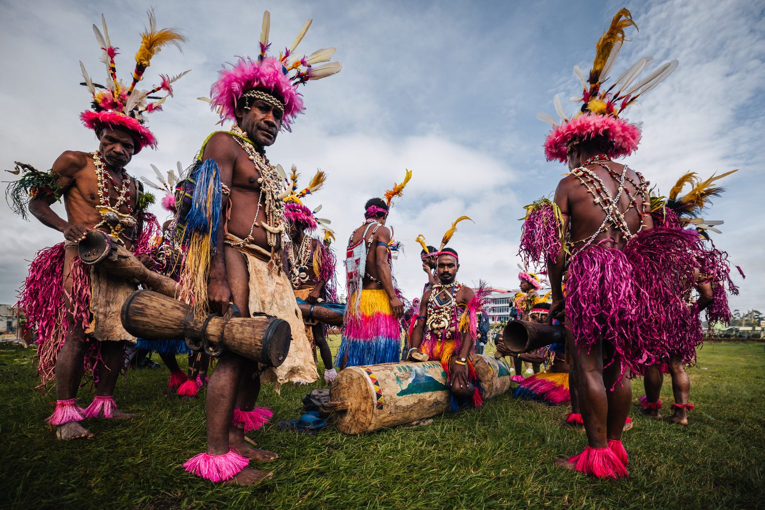Drummers with kundu and slit drums on the Mount Hagen show ground