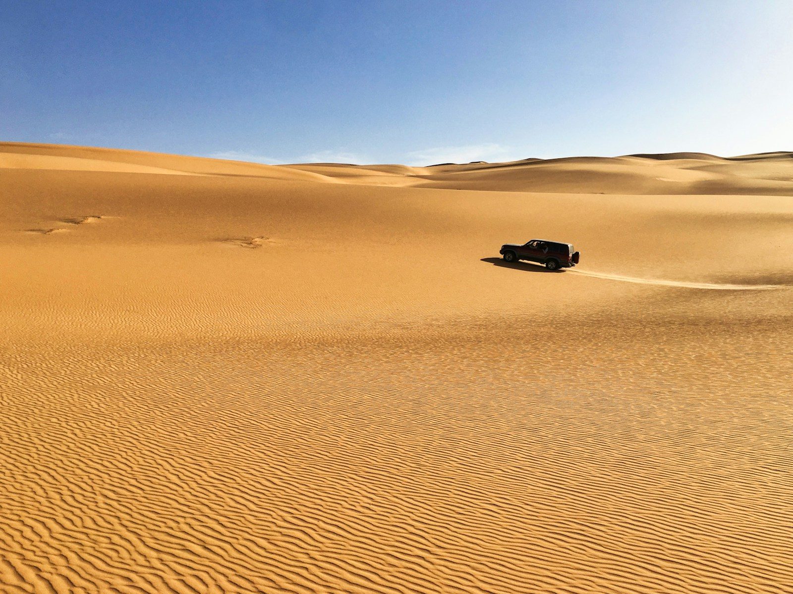 4x4 vehicle crossing the Sahara, Libya