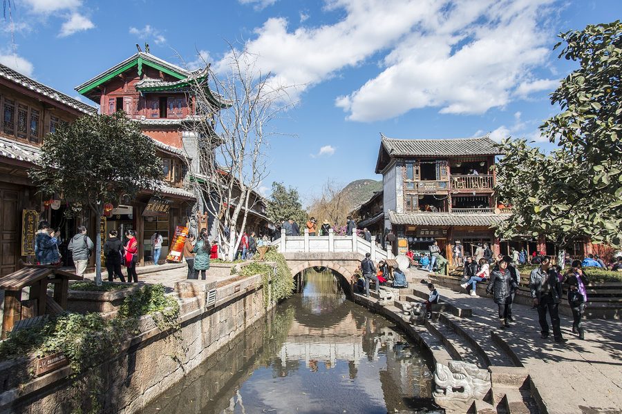 Stone bridges and Naxi timber houses in Lijiang old town, Yunnan