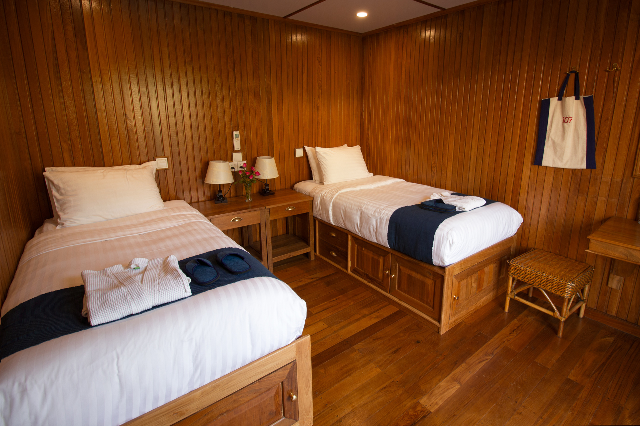 Twin beds and bedside lamps in a cabin