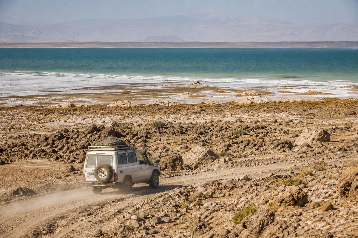 A 4WD beside Lake Afdera on the route from Semera