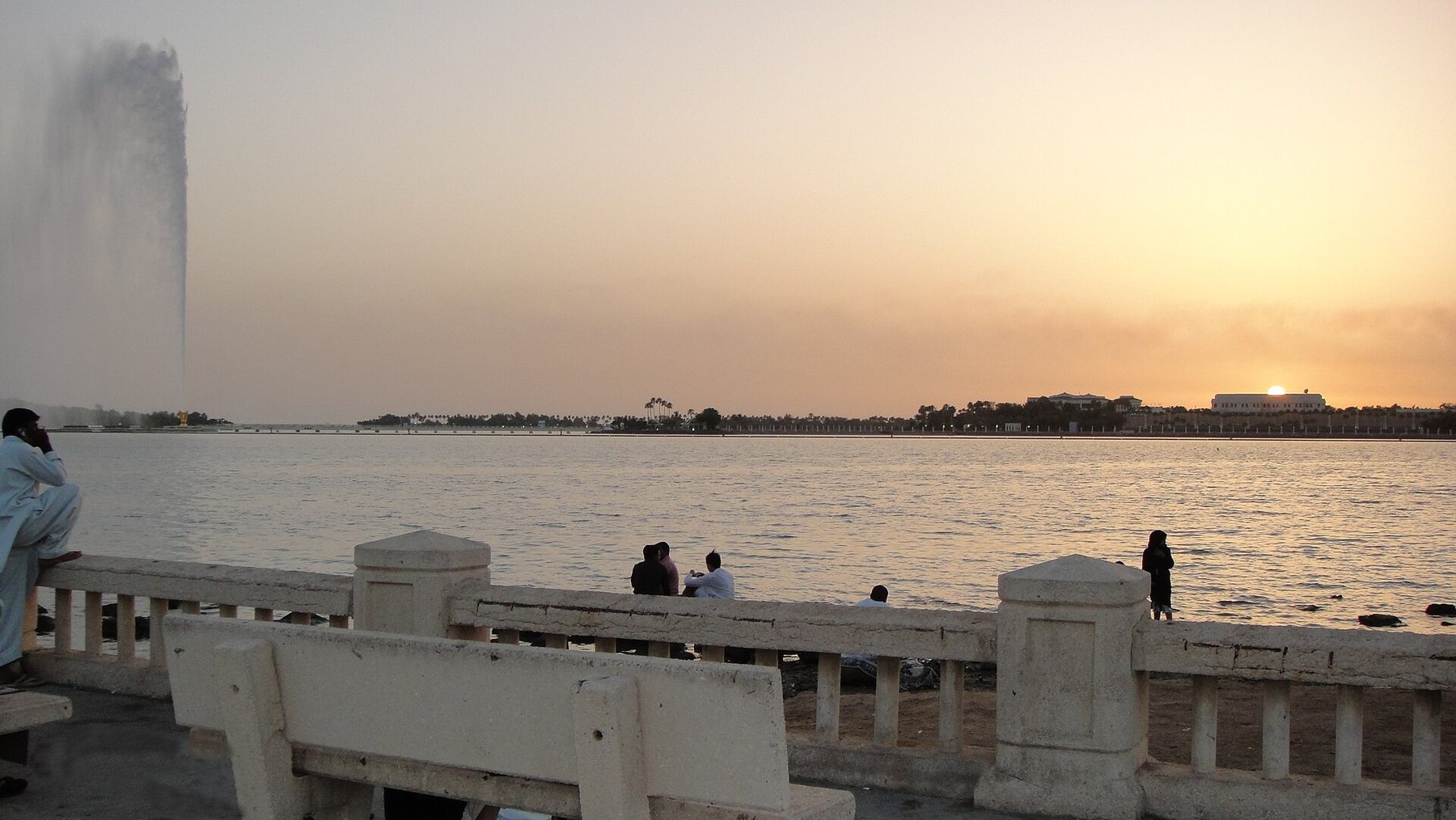 King Fahd's Fountain at sunset from the Jeddah Corniche