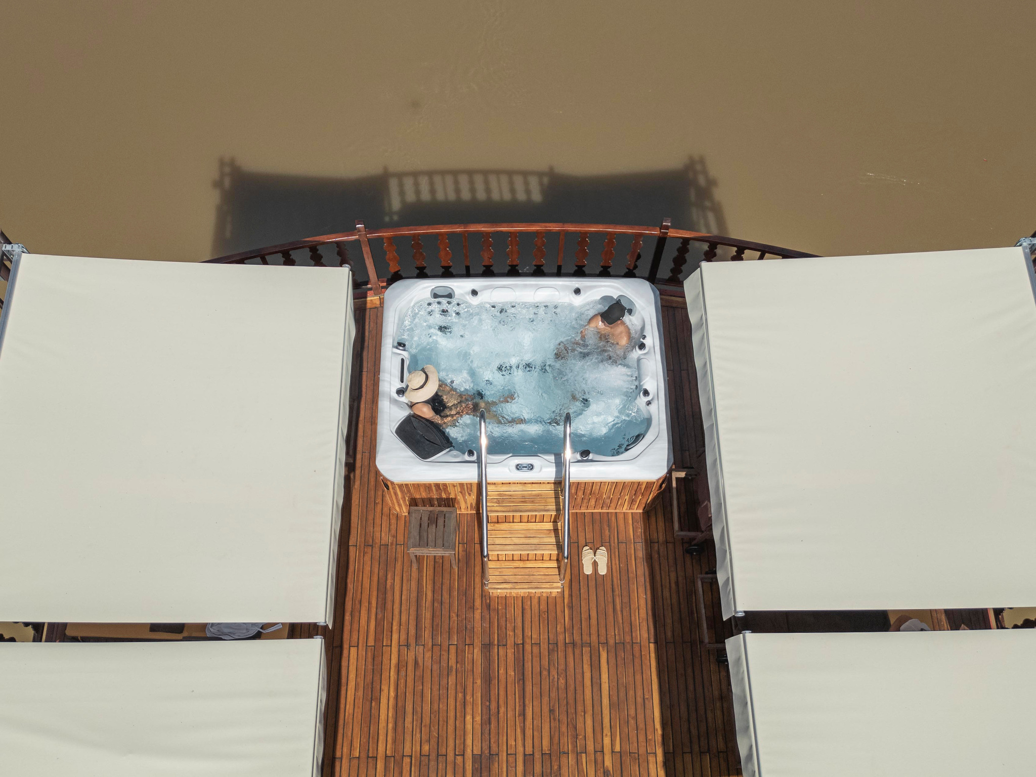 The jacuzzi pool on the top deck, from directly above