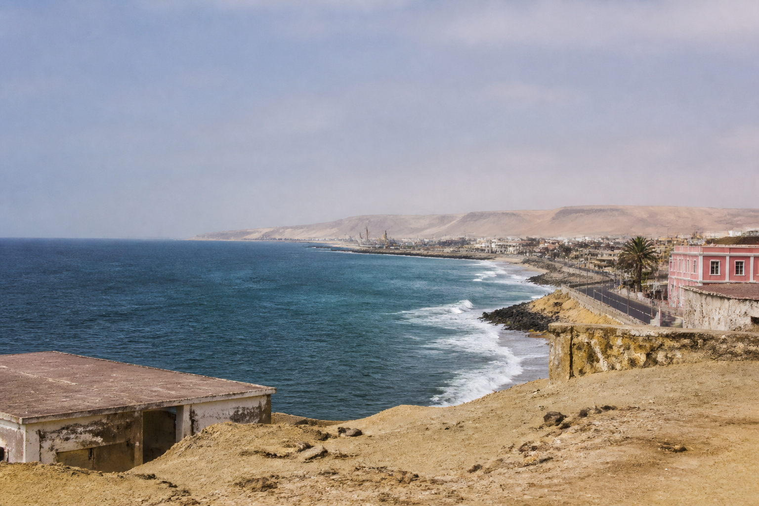 The edge of the Namib · Namibe