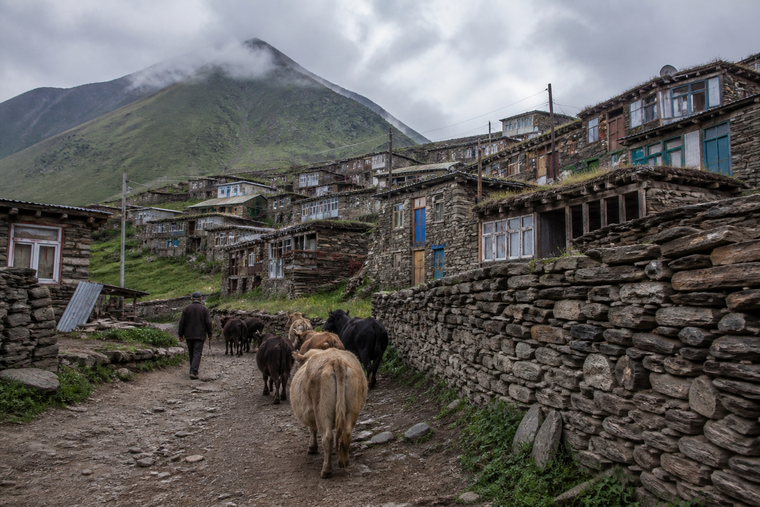 Khinalug · the road to 2,300 metres