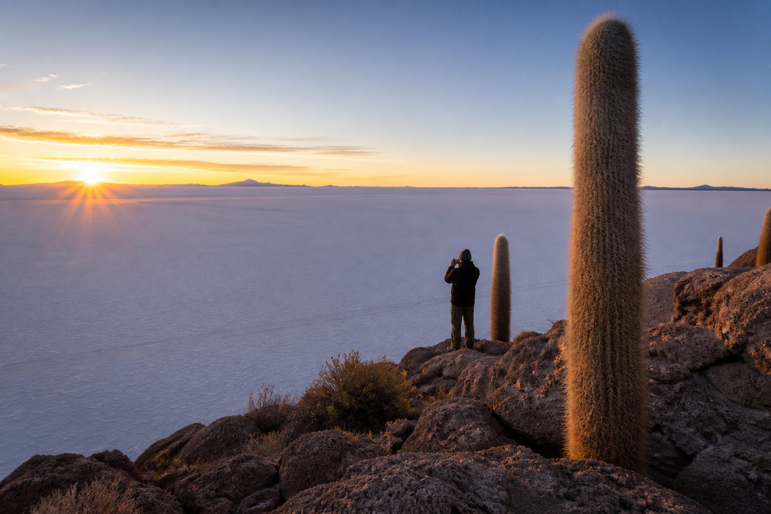 Salar de Uyuni · sunrise, Incahuasi & the trains