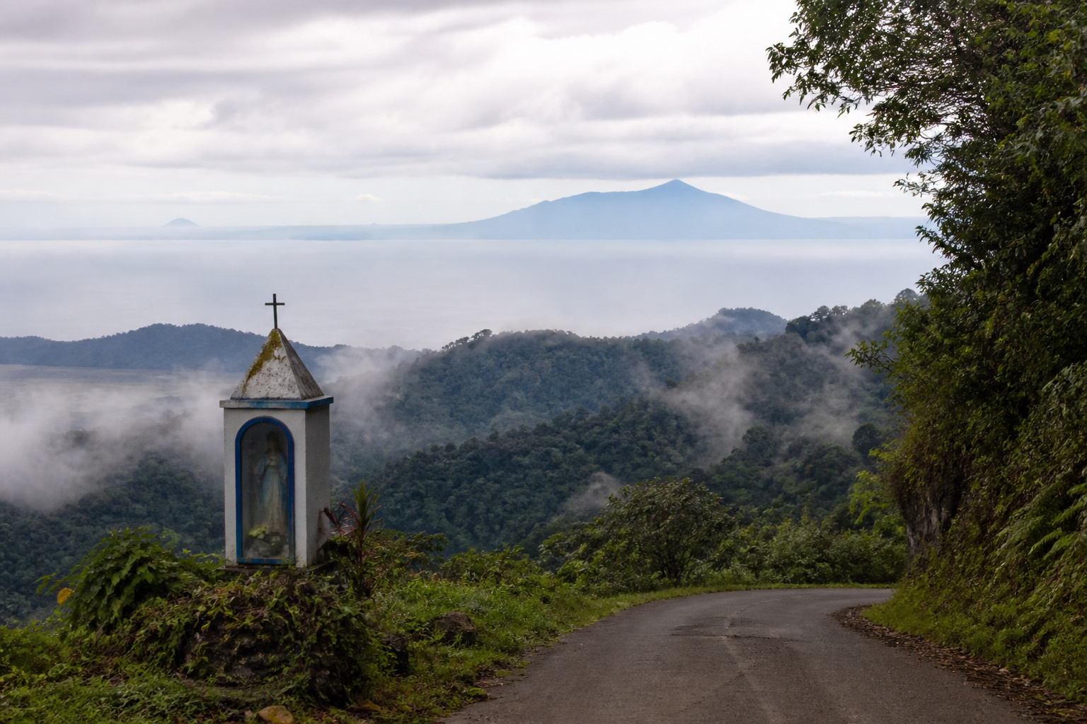 Pico Basilé · the volcano road