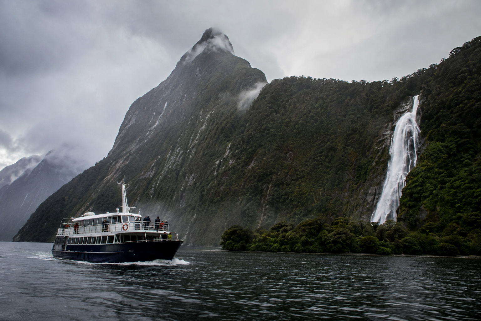 Milford Sound · the cruise beneath Mitre Peak
