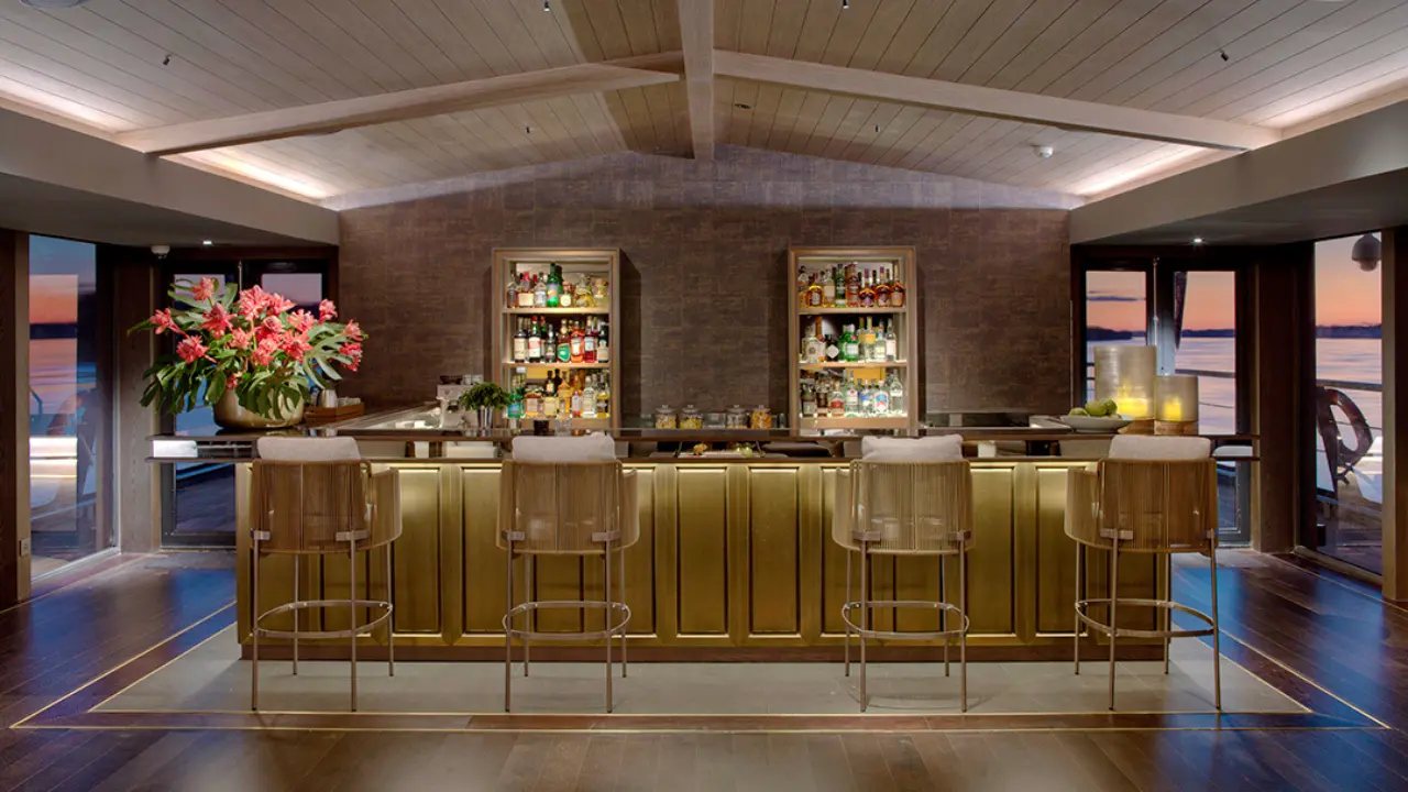 The bar in the lounge