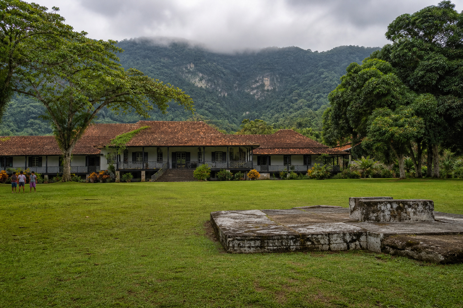 Fly to Príncipe · Roça Sundy and the eclipse lawn