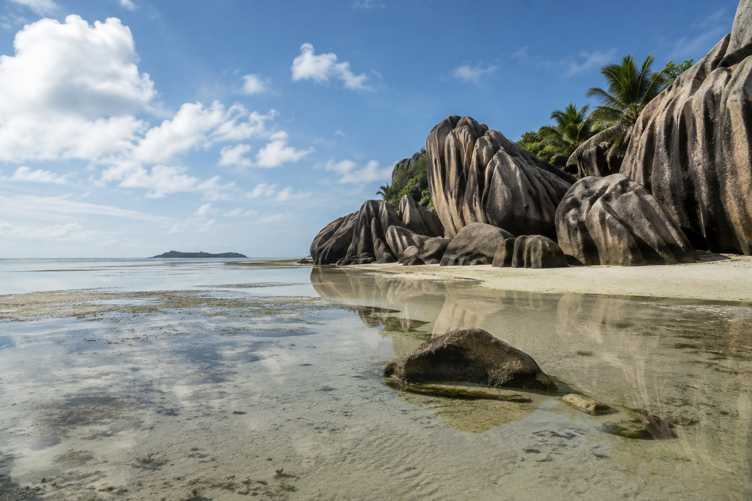 La Digue · Anse Source d'Argent at low tide