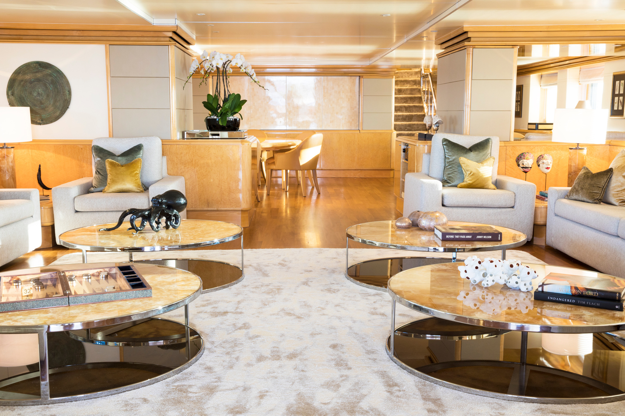 The salon, with armchairs around round marble-topped tables
